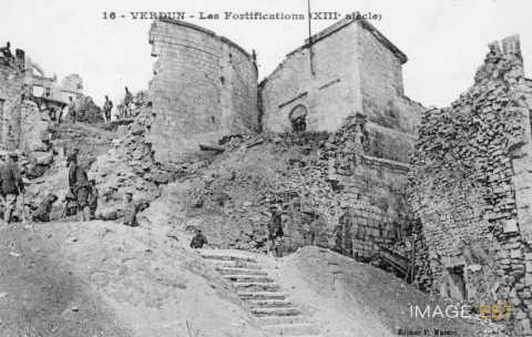 Fortifications en ruines (Verdun)